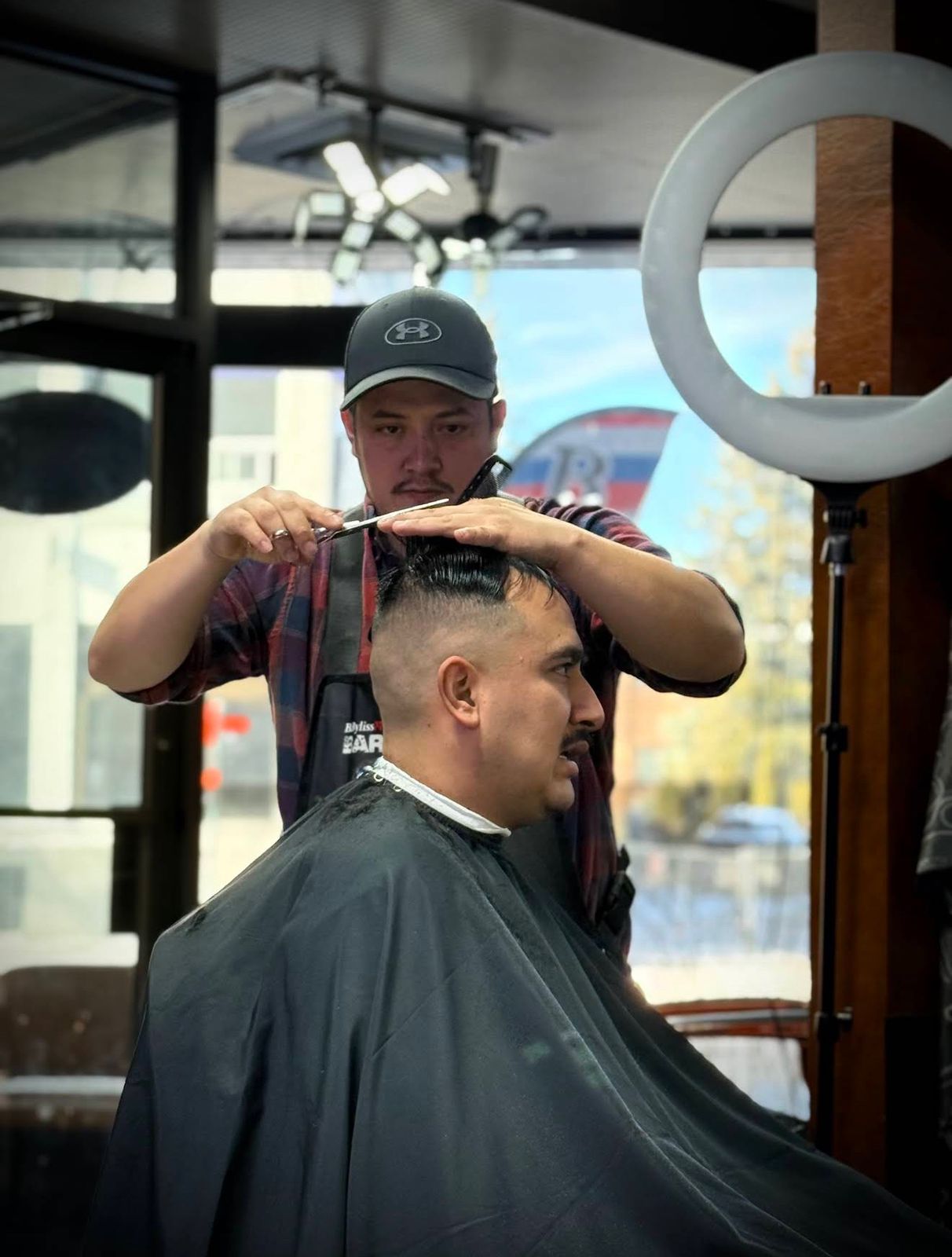 Barbier en pleine coupe