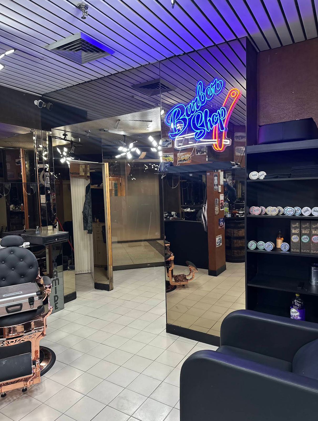 La Maison du Baron — entrée avec enseigne néon